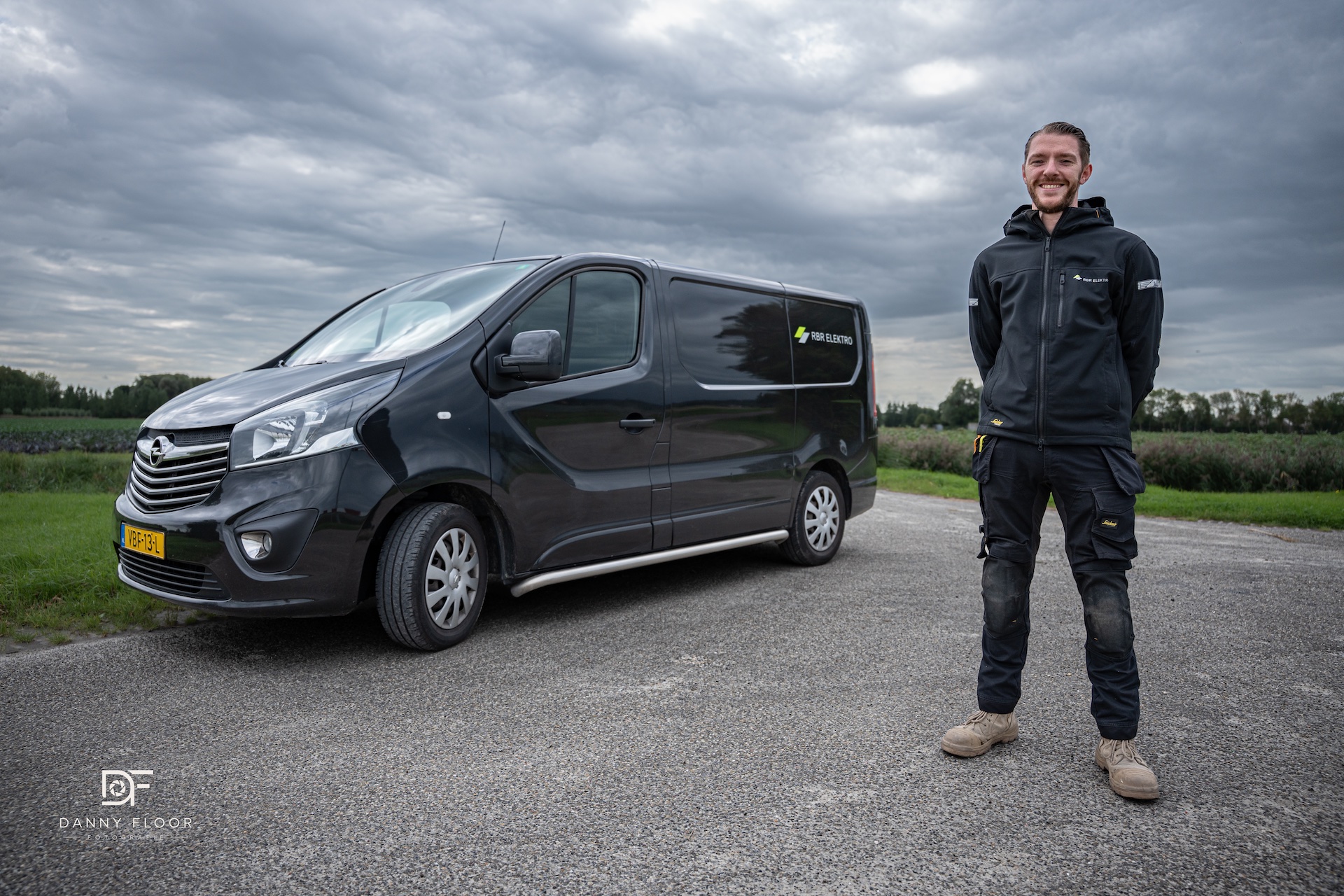 Ruben van RBR Elektro naast zijn bedrijfsbus